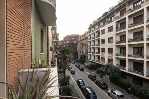 Vista desde el balcón de Magnolia Apartments Milan Porta Romana, con vistas a la calle con coches aparcados y edificios históricos