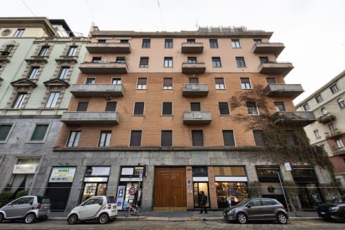 Edificio histórico Magnolia Apartments Milán en Via Porta Romana con tiendas en planta baja y pisos residenciales