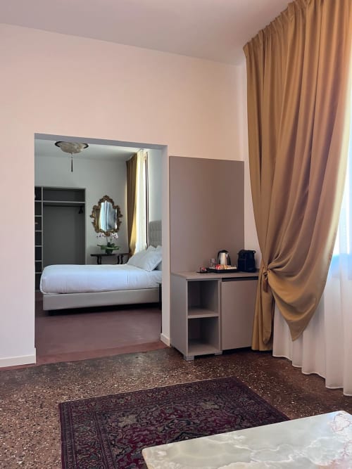 Camera da letto matrimoniale deluxe Casanova Hideaway a Venezia con bagno privato, arredamento moderno e vista sulla città
