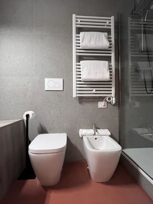 Bagno moderno al Casanova Hideaway Venice con WC, bidet, scaldasalviette e doccia
