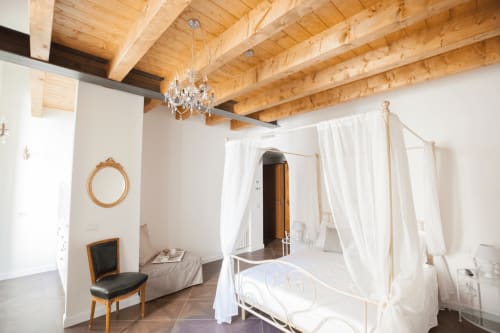 Suite con 3 camere da letto presso Alessia's Place Como con letto a baldacchino, travi di legno a vista, lampadario in cristallo e zona salotto