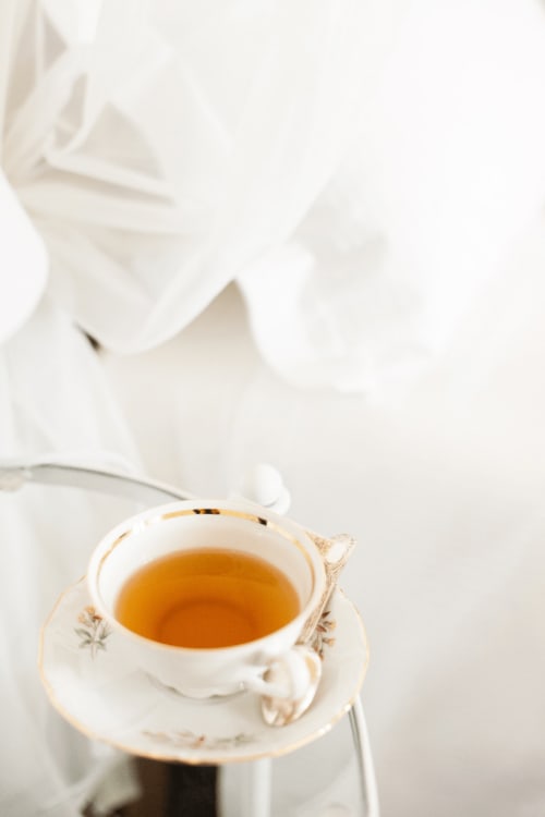 Tazza di tè in elegante porcellana ad Alessia's Place Como, lussuosa B&B con servizio té gratuito