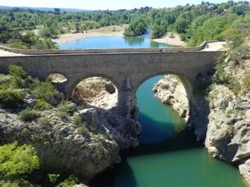 Saint-Guilhem-le-Désert et le Pont du Diable, village médiéval et site naturel classé UNESCO