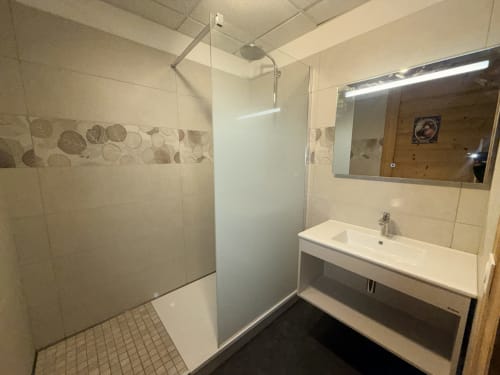 Salle de bains moderne aux Gîtes Des Planchettes avec douche à l'italienne, vasque et miroir rétroéclairé à Marigny