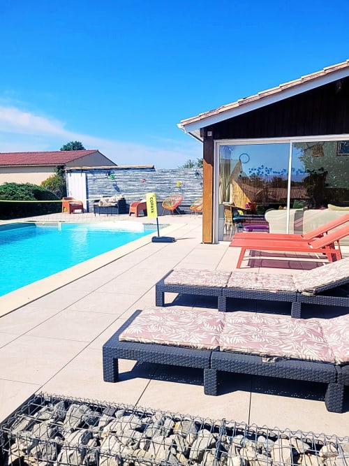 Façade en pierre typique du Sud-Ouest, maison d’hôtes de caractère mêlant tradition et confort moderne avec piscine et spa