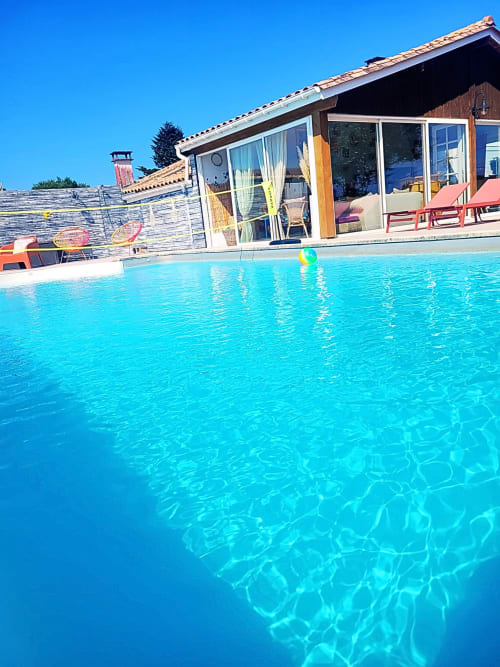 Maison d’hôtes entourée de vignes près de Saint-Émilion, offrant calme et sérénité dans un cadre verdoyant avec piscine