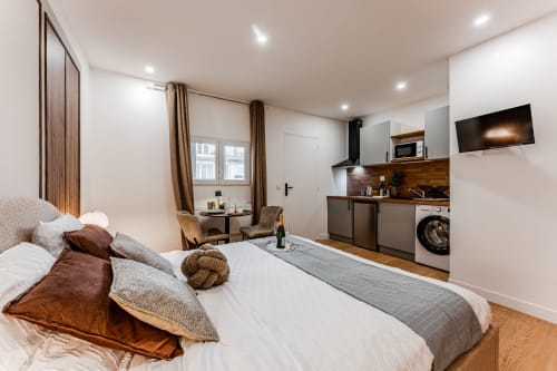 Luxury studio apartment in Bordeaux with queen bed, kitchenette, TV, and spa amenities