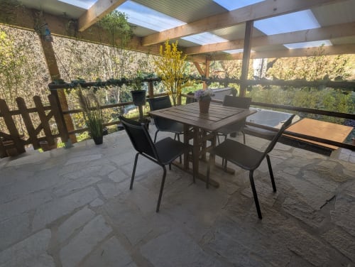 Chambre été, espace Spa Jacuzzi entrée et terrasse privative, jardin privatif, grand lit double, lumineuse, bordée d'un torrent directement sur la terrasse, vue direct sur la nature, sans voisins, en Aubrac, grand lit double, chambres, hotel en Aubrac , en Aveyron, coin bureau, télétravail, tv et wifi haut débit, salle de bain douche à l'italienne refaite en 2023, possible jusqu'a trois 3 personnes. Chambre cocooning tranquille, vue sur la nature, et torrent d'Aubrac en Aveyron séjour chambre d'hôtes aubrac Aveyron nature 12 neige ski hotel hébergement plateau aubrac randonnée éco écologique hôtels atypique, montagne campagne original logement rivière truites vaches buron laguiole nasbinals cascade du deroc transhumance original.Plateau dinatoire pour deux personnes