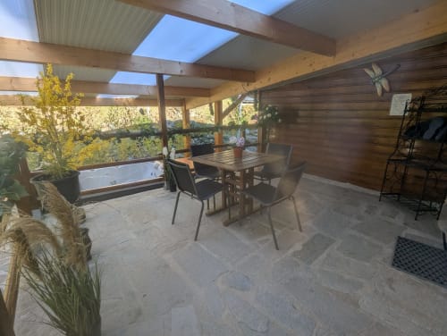 Chambre été, espace Spa Jacuzzi entrée et terrasse privative, jardin privatif, grand lit double, lumineuse, bordée d'un torrent directement sur la terrasse, vue direct sur la nature, sans voisins, en Aubrac, grand lit double, chambres, hotel en Aubrac , en Aveyron, coin bureau, télétravail, tv et wifi haut débit, salle de bain douche à l'italienne refaite en 2023, possible jusqu'a trois 3 personnes. Chambre cocooning tranquille, vue sur la nature, et torrent d'Aubrac en Aveyron séjour chambre d'hôtes aubrac Aveyron nature 12 neige ski hotel hébergement plateau aubrac randonnée éco écologique hôtels atypique, montagne campagne original logement rivière truites vaches buron laguiole nasbinals cascade du deroc transhumance original.Plateau dinatoire pour deux personnes