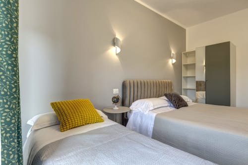 Modern twin bedroom at Palazzo Belvedere hotel in Chianciano Terme with contemporary furnishings and neutral decor