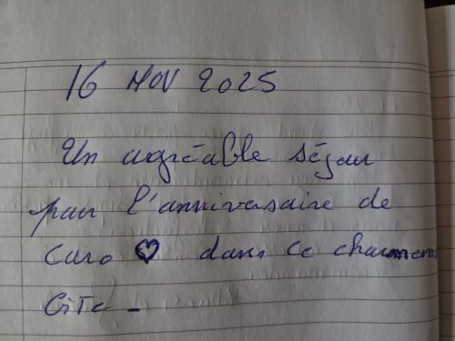 Note manuscrite datée du 16 nov 2025 aux Gîtes troglodytiques de la Rochère à Noizay