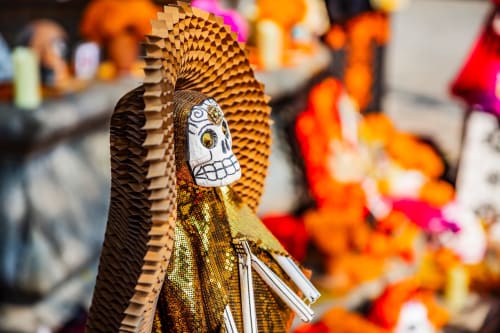 Colorida figurilla de calavera con tocado de plumas en el hotel Casa Donceles de la Ciudad de México