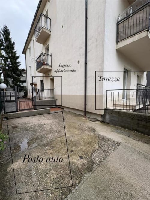 Cortile dell'hotel appartamenti Le Arche a Verona con parcheggio, terrazza e ingressi degli appartamenti