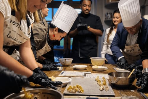Atelier culinaire en équipe favorisant cohésion et séminaire, expérience conviviale au vert,maison d’hôtes à Evry, Essonne, France, partage, créativité.