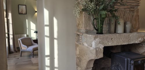 Saint Pierre-kamer in Moulin Renaudiots te Autun met stenen schouw, zithoek en natuurlijk licht