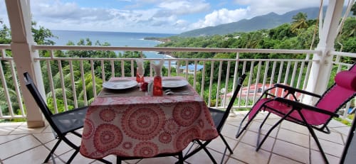 Coin repas sur le balcon du gîte Le Nid De Bellemont à Trois-Rivières avec vue sur les montagnes de la Guadeloupe