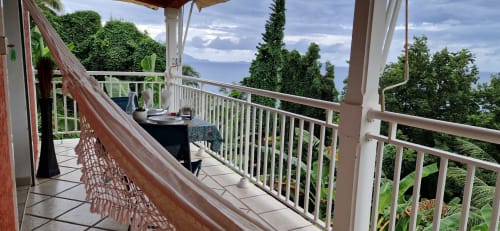 Terrasse Sikrié
Elle offre une merveilleuse vue mer sur l'archipel des Saintes. Coin repas exceptionnel.