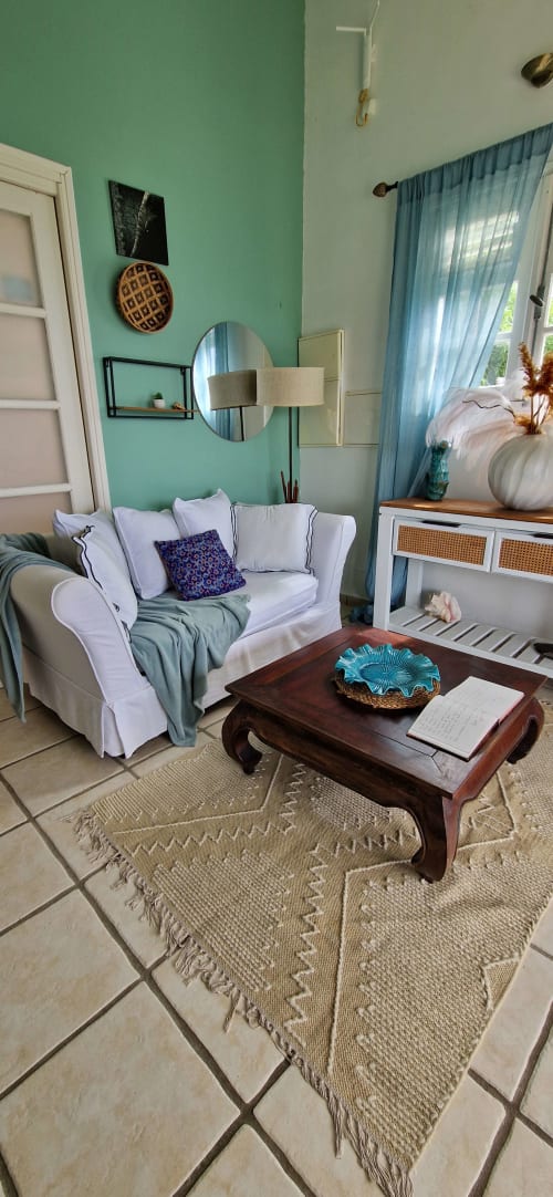 Séjour Sikrié
Espace salon, avec son canapé blanc et son mobilier pour une détente assurée.