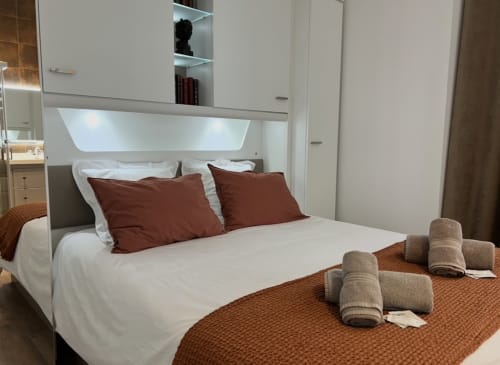 Appartement La Verrière au Laurencin, appart’hôtel à Sens centre-ville. Cuisine équipée, wifi, linge, arrivée autonome, lit Queen-size. Réservez en direct.