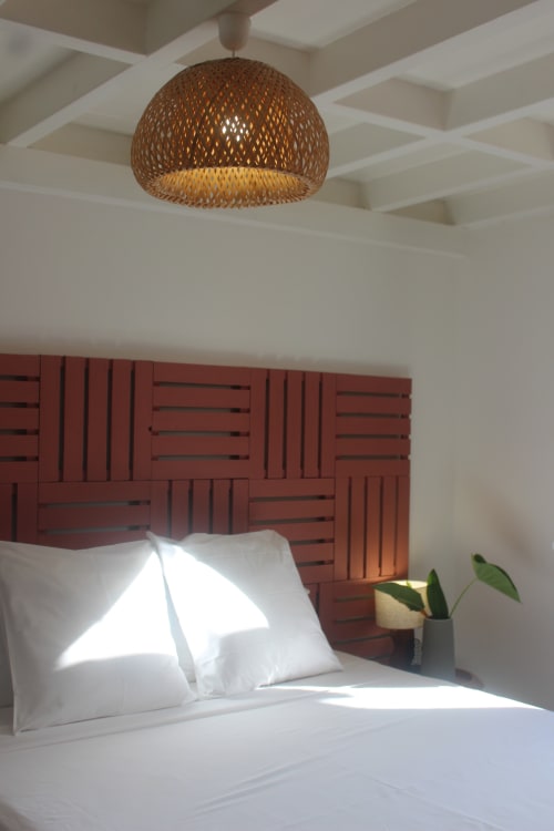 chambre-tete-de-lit-bois-terracotta-villa-martinique