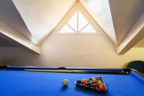 Espace loisirs convivial avec grande table de billard sous une terrasse couverte, idéal pour les soirées entre amis ou en famille - Villa Caryota.
