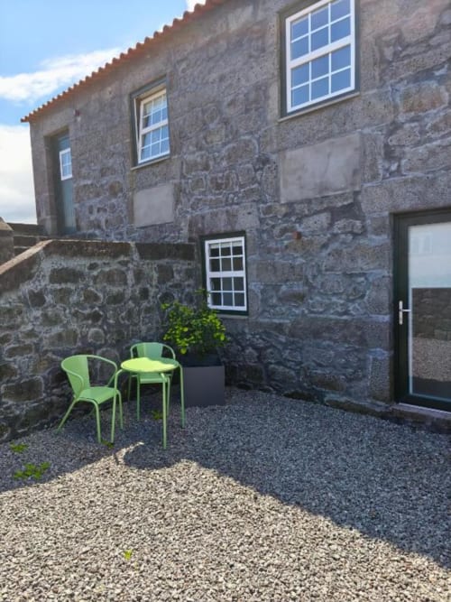 Ilha do Pico, Açores, Cá Por Casa Pico, São Roque do Pico, Alojamento, Hotel. Pátio exterior Vinhático. Arcalo