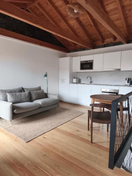 Ilha do Pico, Açores, Cá Por Casa Pico, São Roque do Pico, Alojamento, Hotel. kitchenette e Sala Faia. Prainha de Baixo