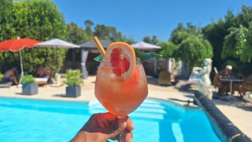 Cocktail tropical avec tranche de pamplemousse au bord de la piscine, La Bergerie Du Moulin, Taradeau France