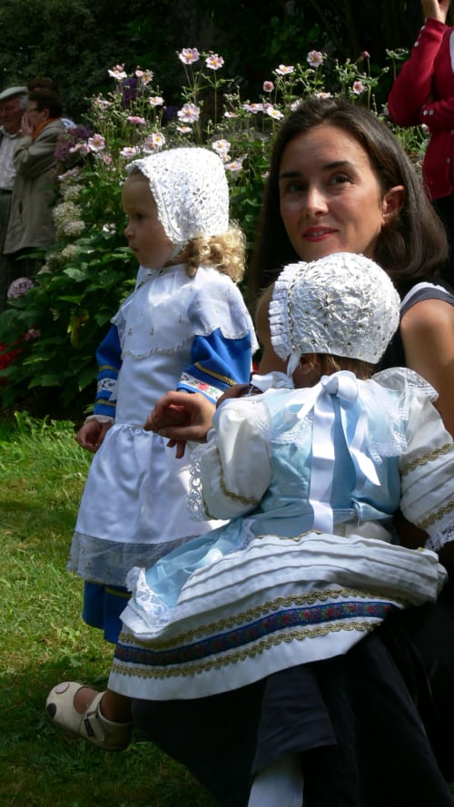 Femme et enfant en costumes bretons traditionnels aux Gîtes De L'odet à Clohars-Fouesnant