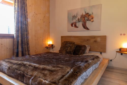 Chambre douillette au chalet Les Louettes avec art d'ours, literie en fourrure et éclairage chaleureux à Saxon