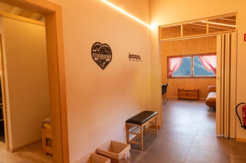 Couloir chaleureux en bois du Chalet d'hôtes Les Louettes à Saxon avec pancarte cœur accueillante et accès aux chambres