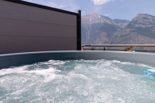 Bain à remous avec vue sur les montagnes au chalet Les Louettes à Saxon, Suisse