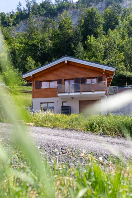 Chalet moderne en bois Les Louettes à Saxon avec vue sur les montagnes, niché dans les forêts alpines et jardins paysagers