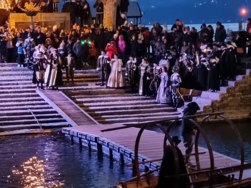 Serata elegante a bordo lago presso Villa Vista Lago di Como con ospiti in abito formale sulle scale illuminate