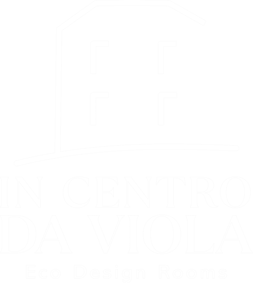 Camera minimalista presso In Centro Da Viola Eco Design Rooms, Olba Italia con biancheria bianca immacolata e luce naturale