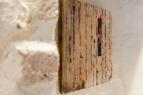 Arte murale rustica in legno con pietre colorate incorporate al Centro Da Viola Eco Design Rooms a Olba