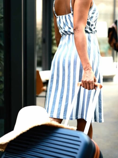 Femme en robe rayée bleue à l'hôtel In Centro Da Viola Eco Design Rooms, Olbia