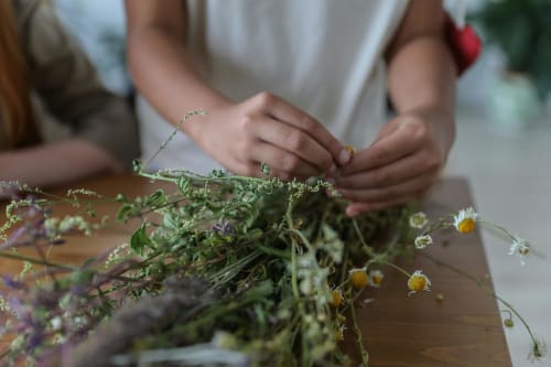 Une cliente compose un bouquet de fleurs fraiches à la boutique chambre d'hôtes La Conciergerie Biarritz en France