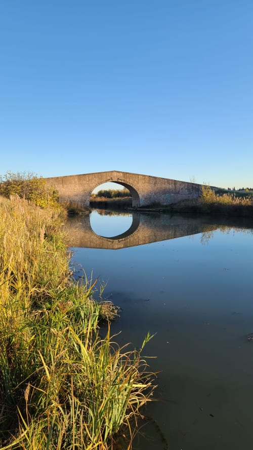 Ballade en vélo ou à pied près du pont en pierre voûté se reflétant dans le canal du midi tout près de la chambre d’hôte  Le N°9 à Argeliers, France