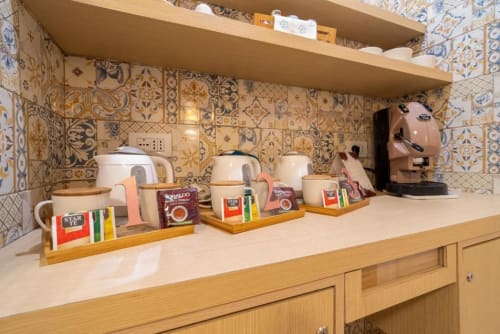 Coffee corner nella zona comune di Florita Napoli con macchina da caffè e tisane