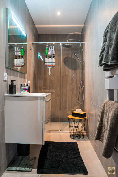 Salle de bain contemporaine de la Villa Core di Favona avec douche à l'italienne et vasque, géré par la conciergerie Corsu di Core