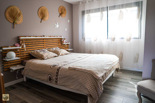 Chambre moderne à la villa avec piscine privée, avec tête de lit en bois rayé, décor mural en terre cuite et voilage géré par la conciergerie Corsu di core