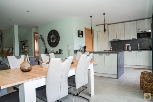 Cuisine ouverte et salle à manger modernes à Villa Core di Favona,  avec mobilier blanc et table en bois, géré par la conciergerie Corsu di core