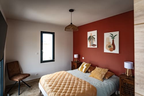 Chambre moderne à la Villa LINETTE à Centuri avec mur d'accent en terre cuite, lit queen-size, luminaires suspendus et vue sur les montagnes