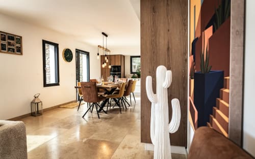 Salle à manger de villa moderne avec sculpture de cactus blanc, poutre en bois et vue sur les montagnes à Centuri, Corse
