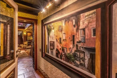 Corridoio rustico nello studio di Eleanor Secret, Campo de' Fiori, Roma, con quadri di architettura italiana e atmosfera calda