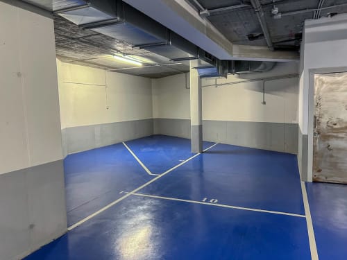 Plaça de pàrquing interior blava numerada 10 amb marcatges blancs a Finques Garcia Enrich, Palafrugell