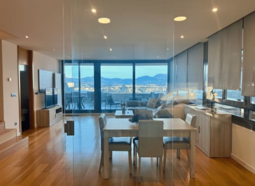 Dúplex Beiramar en Baiona con vistas al mar, cocina moderna, comedor y balcón con vistas a montañas y costa