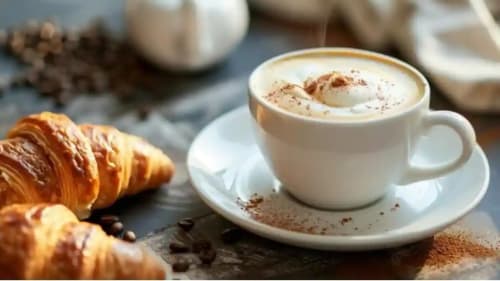 Cremiger Cappuccino und Gebäck im Loup Castel – ein Genussmoment vor dem Besuch von Tourrettes-sur-Loup