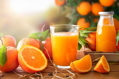 Frische Fruchtsäfte beim Gourmetfrühstück im Loup Castel, unter der strahlenden Sonne der Côte d’Azur